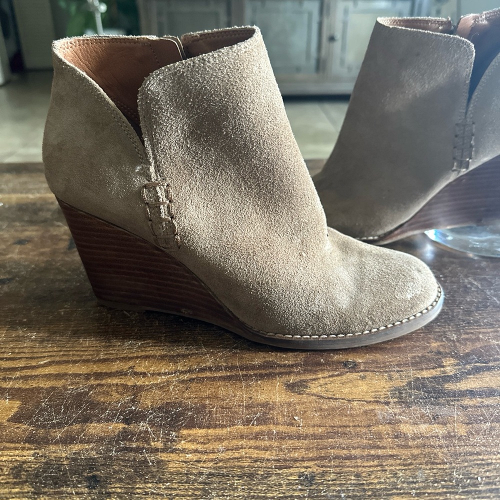 Lucky Brand Women Yimme 9.5M Beige Suede Boots Side Zip‎ Wedge Ankle Booties